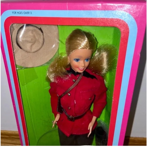 BARBIE Canadian Mountie  - Vintage1987  NIB - Picture 2 of 16